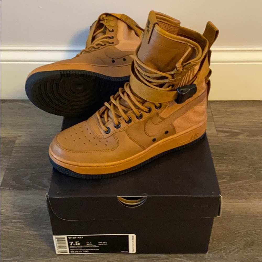 NEW Women's Special Field Air Force 1 sz 7.5